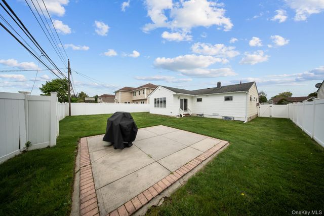 21 Peter Lane, Plainview, NY 11803