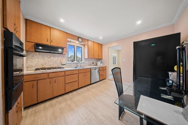 21 Peter Lane, Plainview, NY 11803