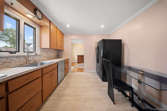 21 Peter Lane, Plainview, NY 11803