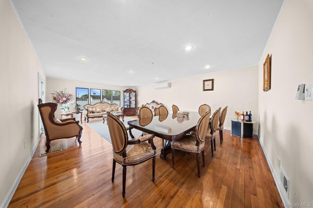 21 Peter Lane, Plainview, NY 11803