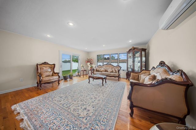 21 Peter Lane, Plainview, NY 11803