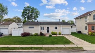 21 Peter Lane, Plainview, NY 11803