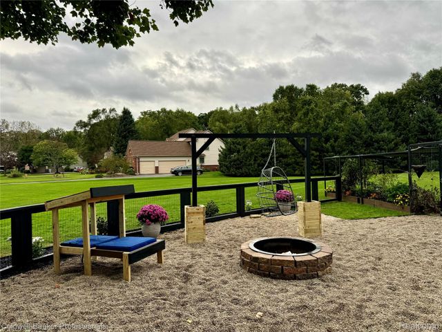 60628 S Lyon Trail, Lyon Charter Township, MI 48178