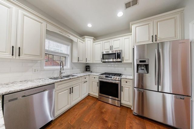 195 Weatherstone Drive, Woodstock, GA 30188