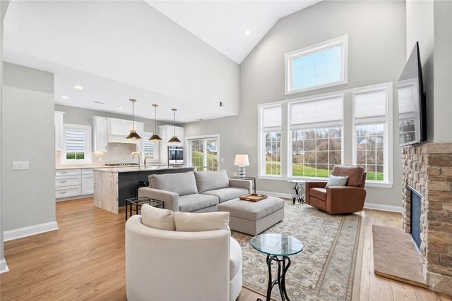 415 Freedom Dr, Richland, PA 15044