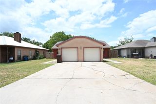 1003 Crockett ST B, Lockhart, TX 78644