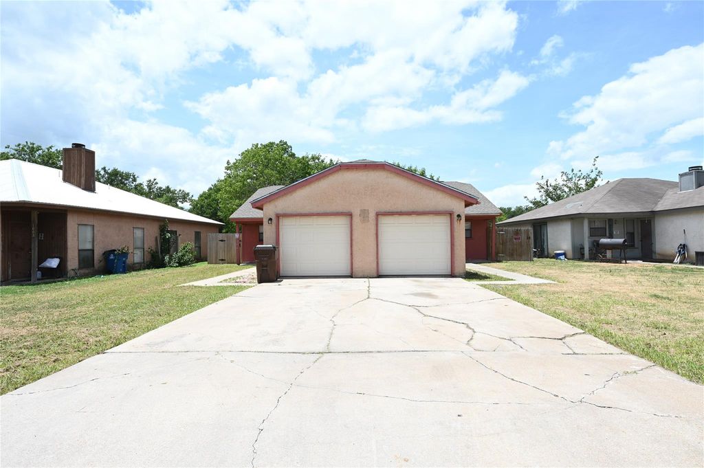 1003 Crockett ST B, Lockhart, TX 78644