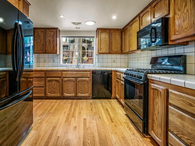 5123 Rainbow Trl, Pollock Pines, CA 95726