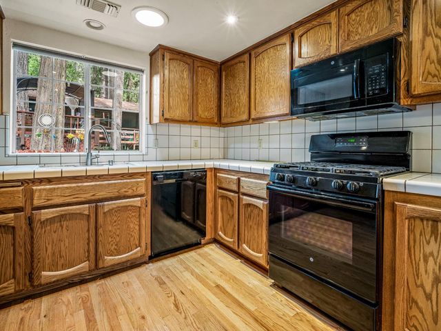 5123 Rainbow Trl, Pollock Pines, CA 95726