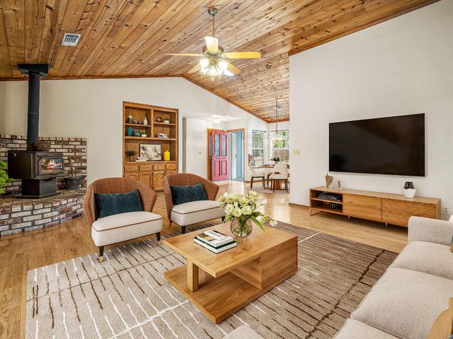 5123 Rainbow Trl, Pollock Pines, CA 95726