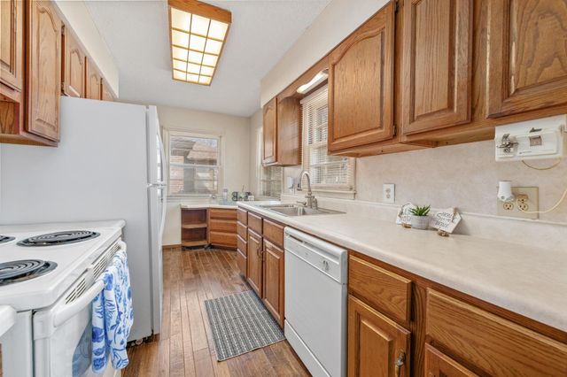 6056 Castle Dr, Wichita, KS 67218