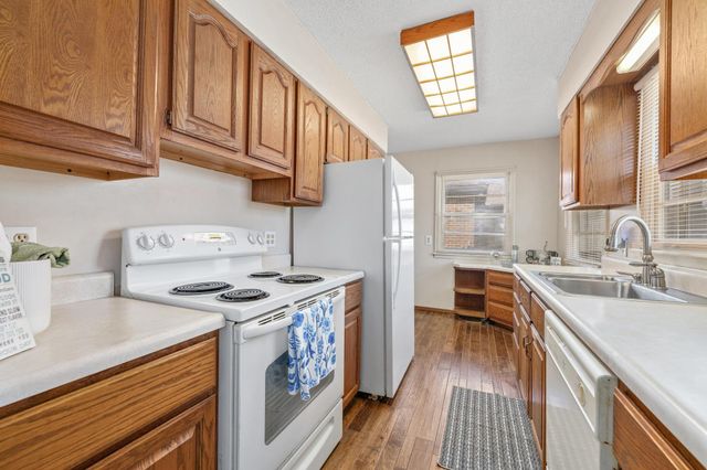 6056 Castle Dr, Wichita, KS 67218