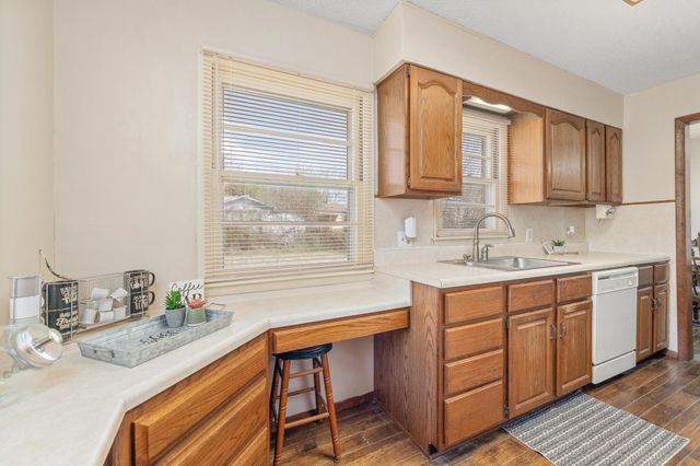 6056 Castle Dr, Wichita, KS 67218