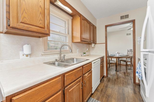 6056 Castle Dr, Wichita, KS 67218