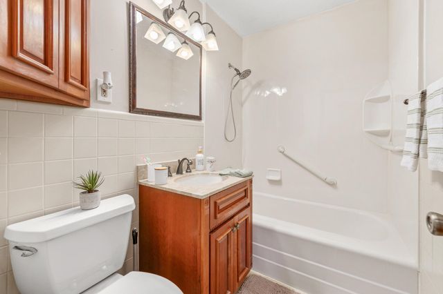 6056 Castle Dr, Wichita, KS 67218