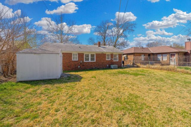 6056 Castle Dr, Wichita, KS 67218