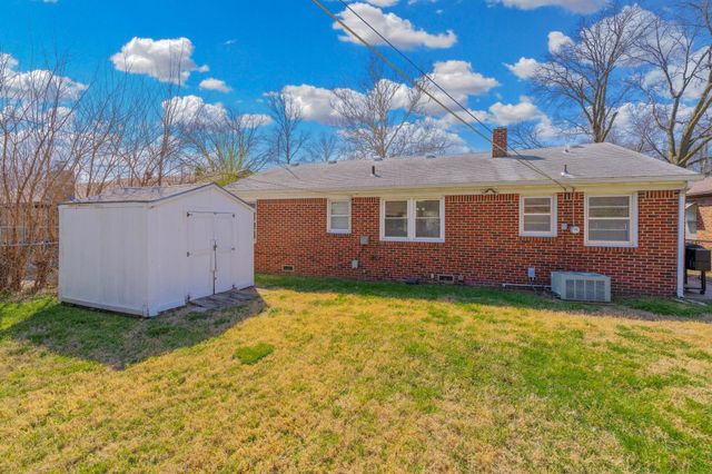 6056 Castle Dr, Wichita, KS 67218