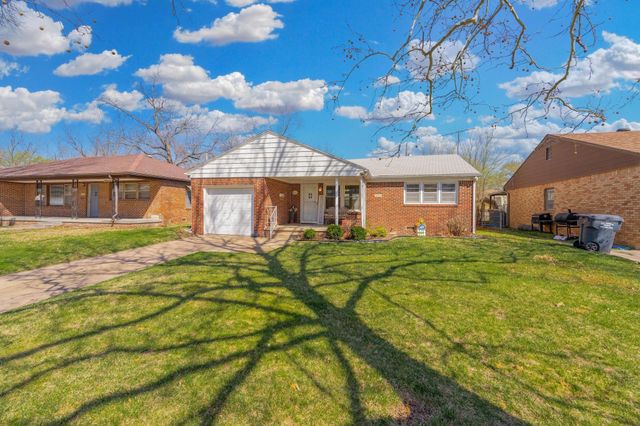 6056 Castle Dr, Wichita, KS 67218