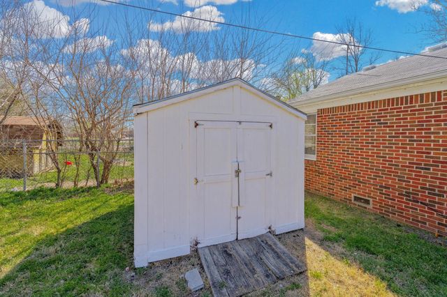 6056 Castle Dr, Wichita, KS 67218