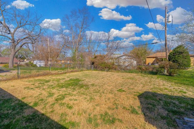 6056 Castle Dr, Wichita, KS 67218