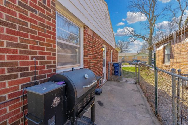 6056 Castle Dr, Wichita, KS 67218