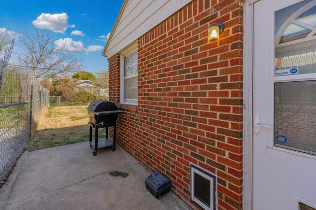 6056 Castle Dr, Wichita, KS 67218