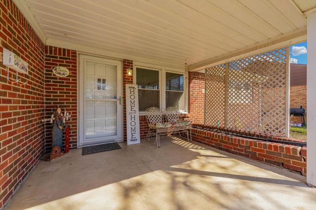 6056 Castle Dr, Wichita, KS 67218