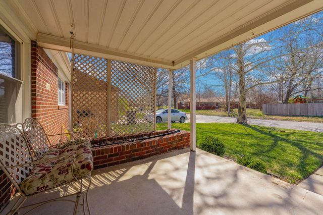 6056 Castle Dr, Wichita, KS 67218