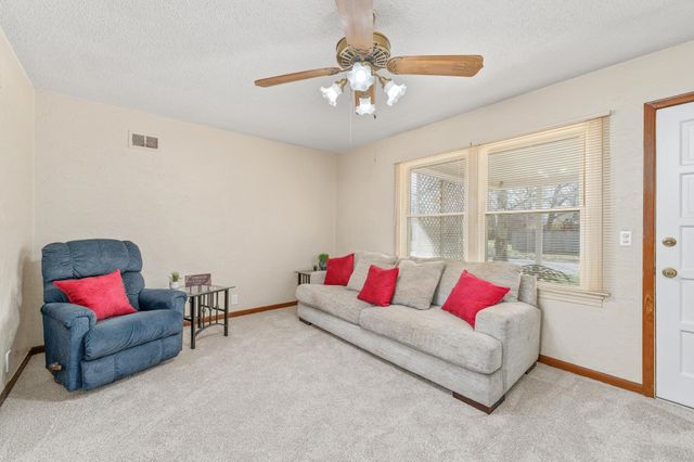 6056 Castle Dr, Wichita, KS 67218