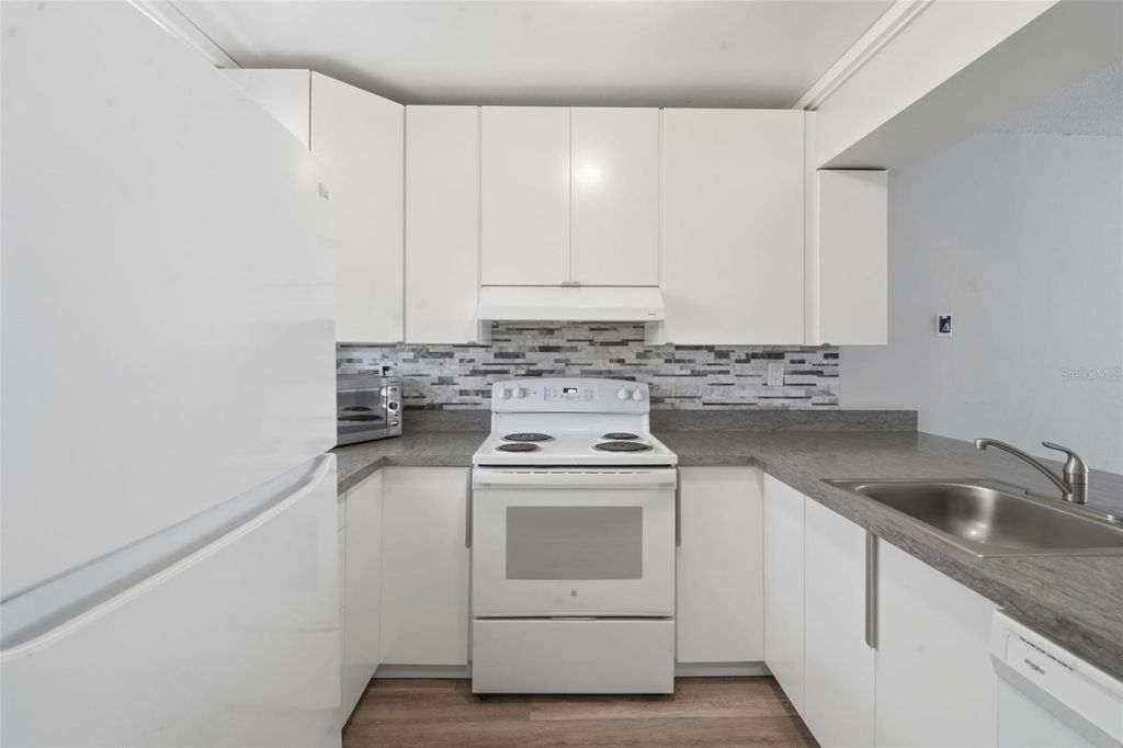 Image 4 of property listing at 100 E KENTUCKY AVENUE H106, Deland, FL 32724