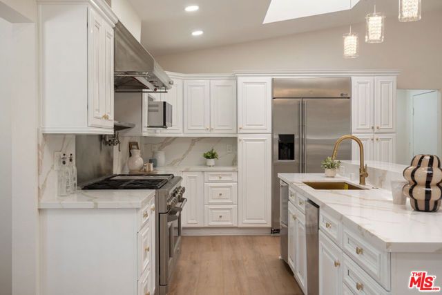 1010 E Leadora Avenue, Glendora, CA 91741
