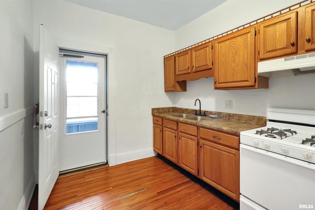 1019 N FARMINGTON Road, Peoria, IL 61606