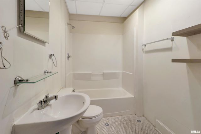 1019 N FARMINGTON Road, Peoria, IL 61606