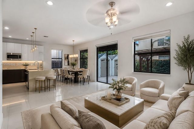 8850 NW 99th Path, Doral, FL 33178