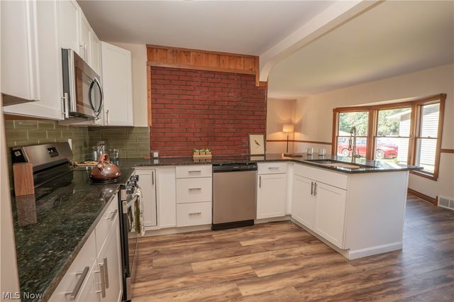 12800 Redwood Avenue NW, Uniontown, OH 44685