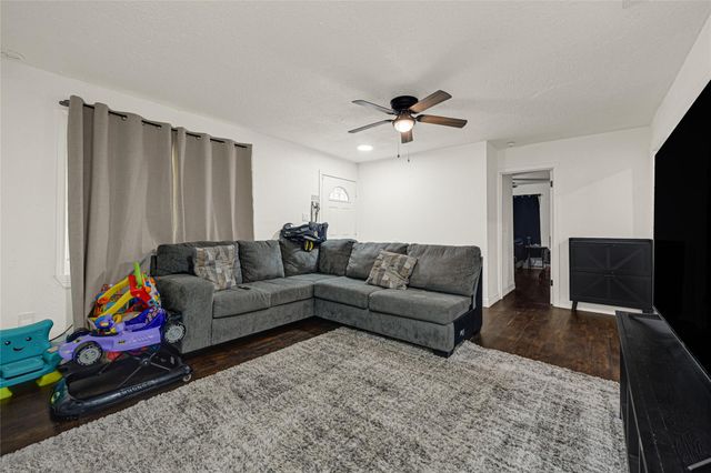2324 13th Avenue N, Texas City, TX 77590