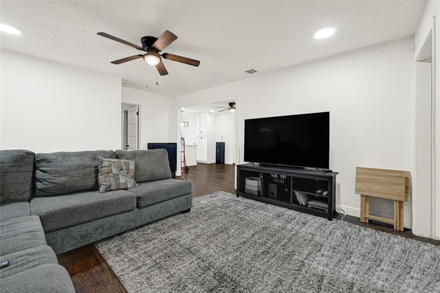 2324 13th Avenue N, Texas City, TX 77590