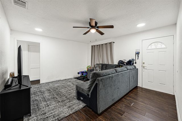 2324 13th Avenue N, Texas City, TX 77590