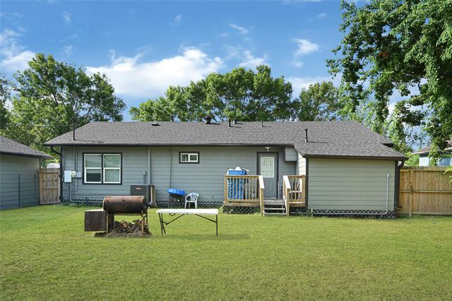2324 13th Avenue N, Texas City, TX 77590