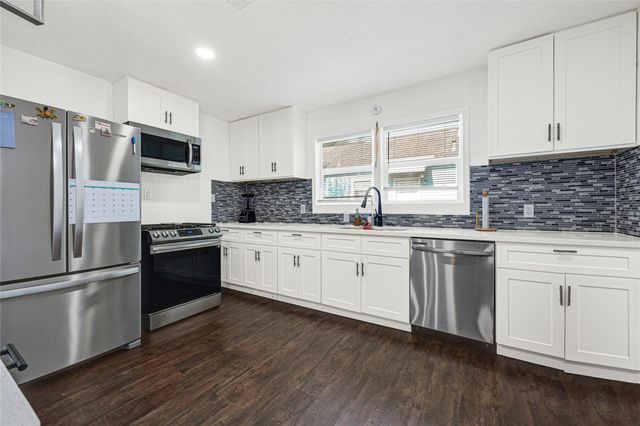 2324 13th Avenue N, Texas City, TX 77590