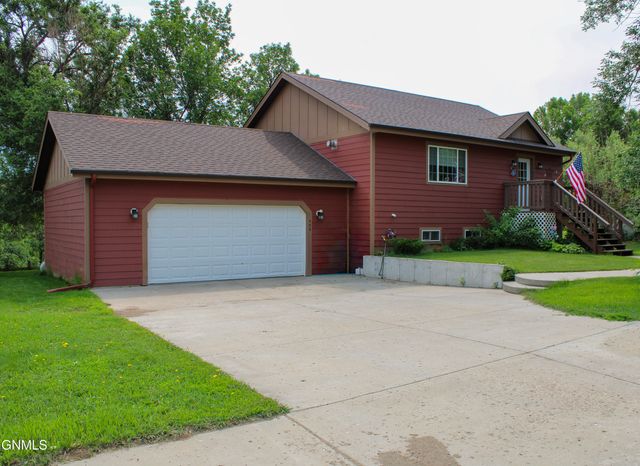404 4th Street NW, Watford City, ND 58854 property photo