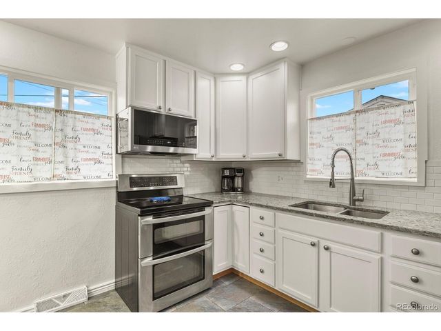 7201 Avrum Dr, Denver, CO 80221