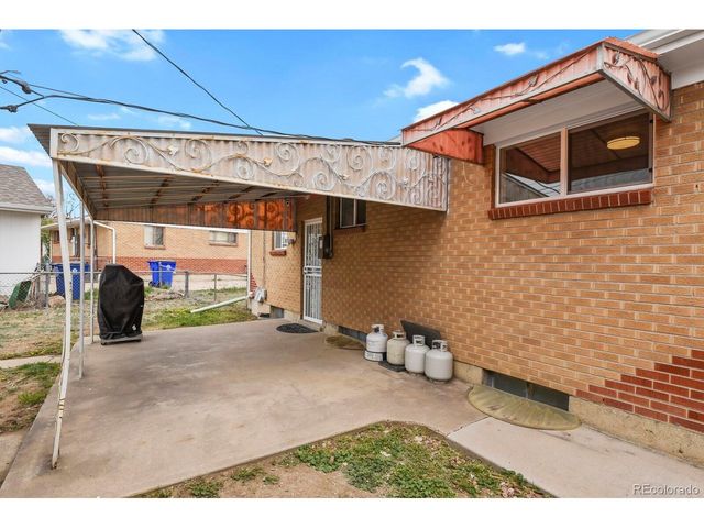 7201 Avrum Dr, Denver, CO 80221