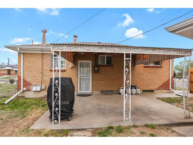 7201 Avrum Dr, Denver, CO 80221