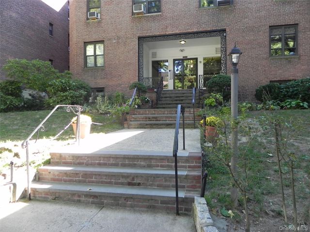 12 Welwyn Road 2P, Great Neck, NY 11021