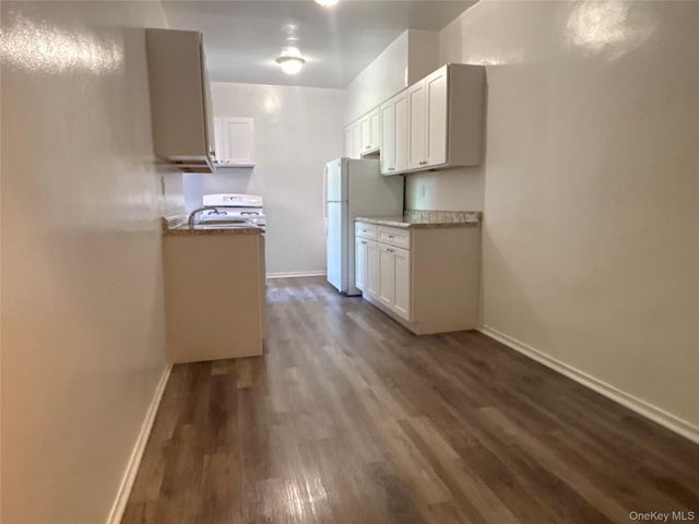12 Welwyn Road 2P, Great Neck, NY 11021