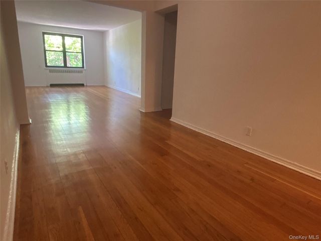 12 Welwyn Road 2P, Great Neck, NY 11021