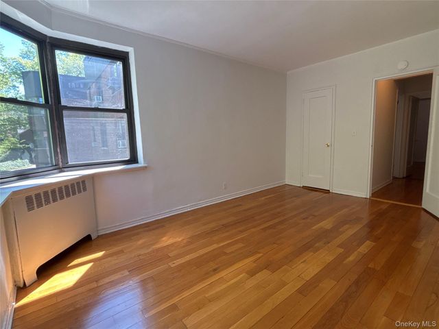 12 Welwyn Road 2P, Great Neck, NY 11021
