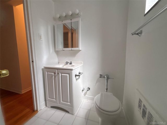 12 Welwyn Road 2P, Great Neck, NY 11021