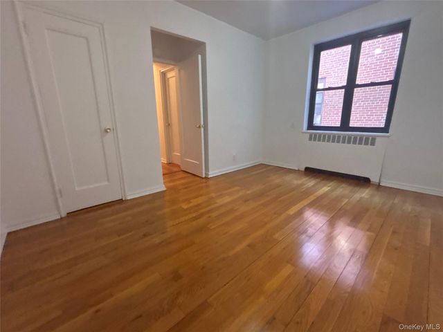 12 Welwyn Road 2P, Great Neck, NY 11021